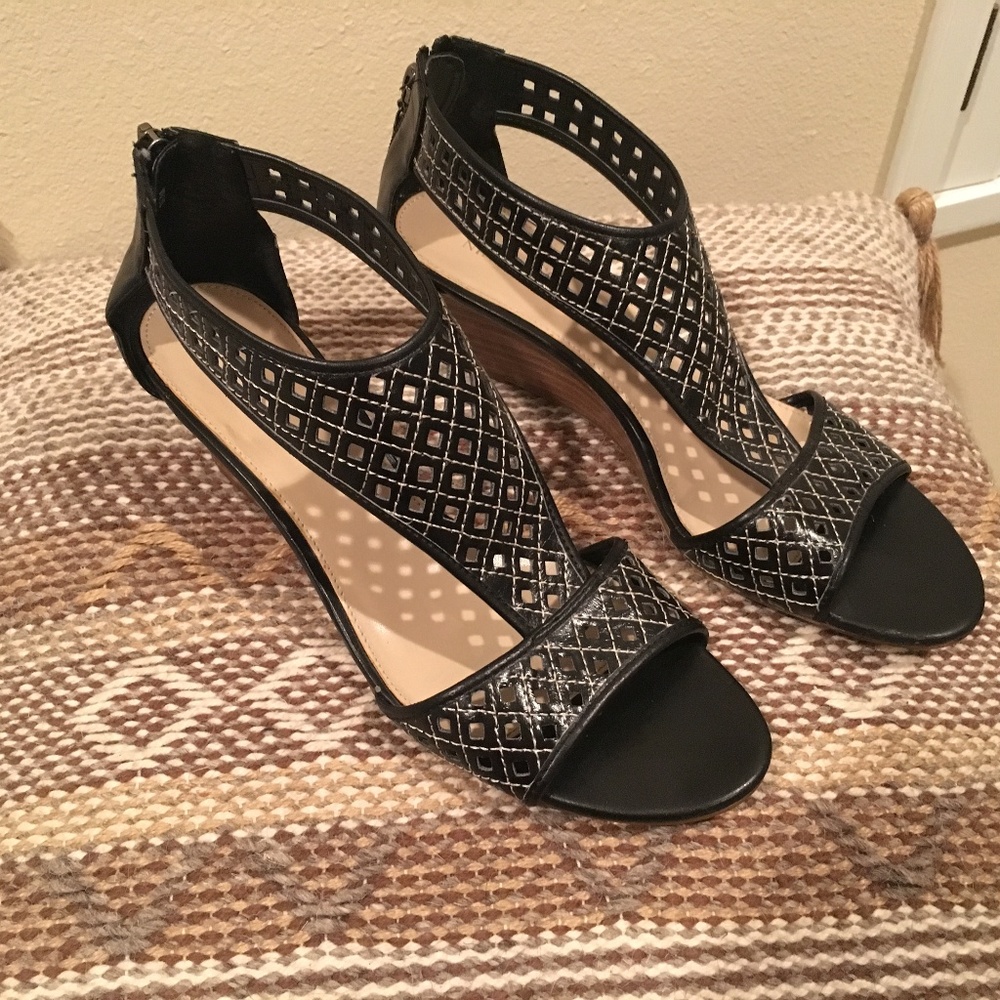 Nine & CO Black/wood wedge  2 1/2" Sandal 9.5M